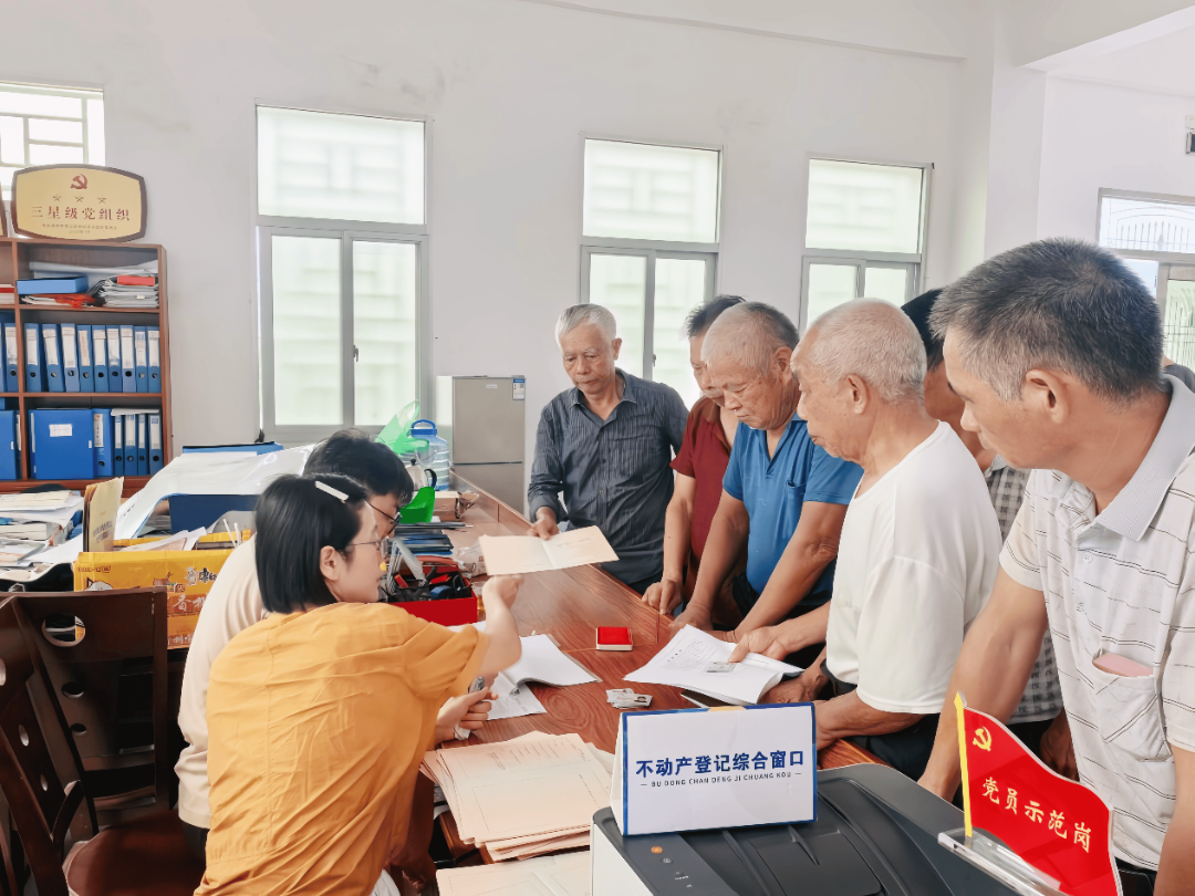 【一图一故事】登记服务入村 “安心证”送上门