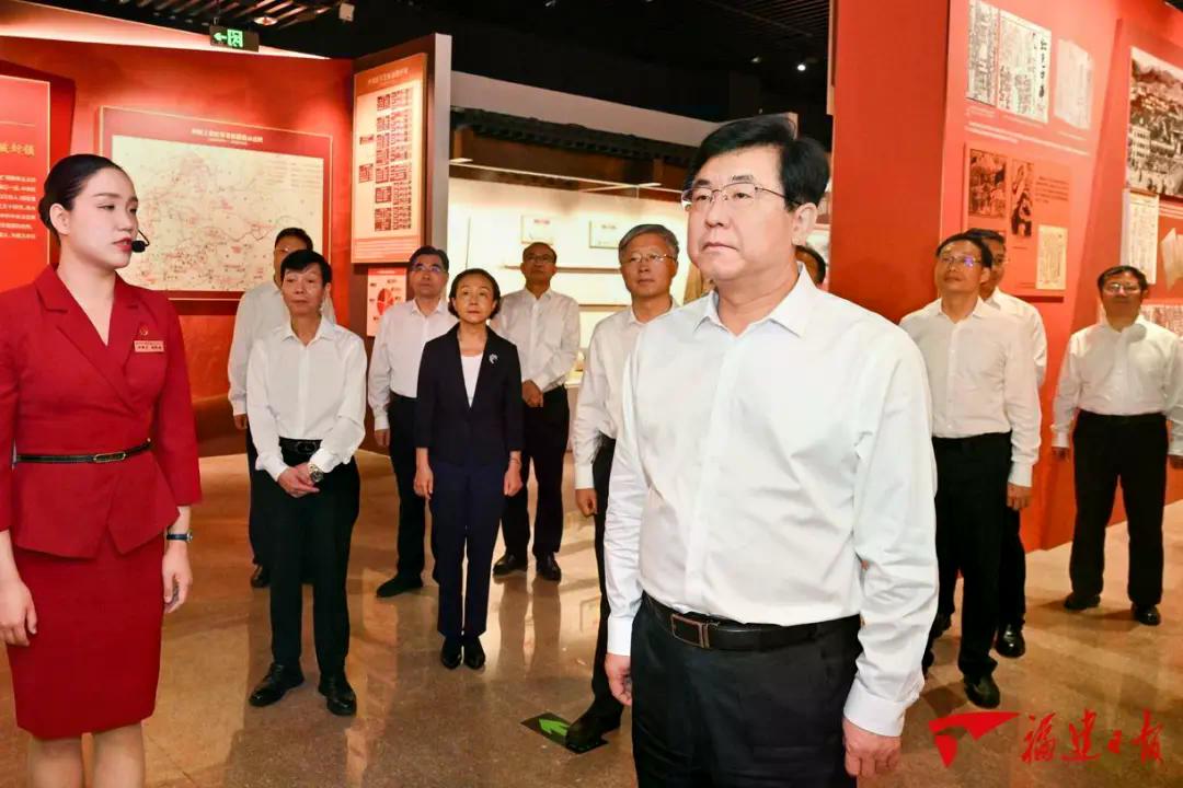 赵龙等省领导参观福建省纪念红军长征胜利90周年主题展览